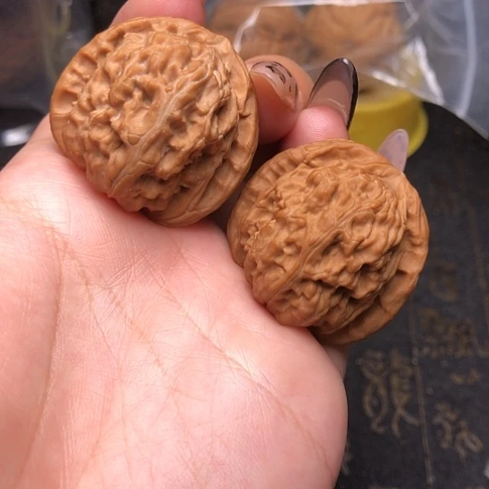 文玩核桃吊坠白狮子