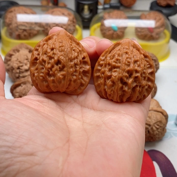 文玩核桃吊坠吕*人金牛
