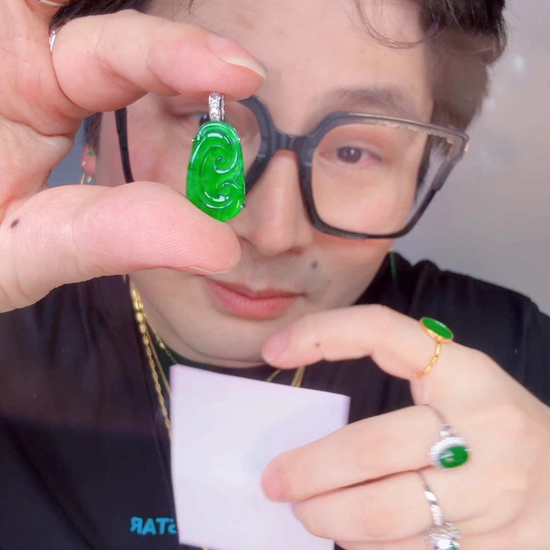 翡翠未镶嵌颈饰一件