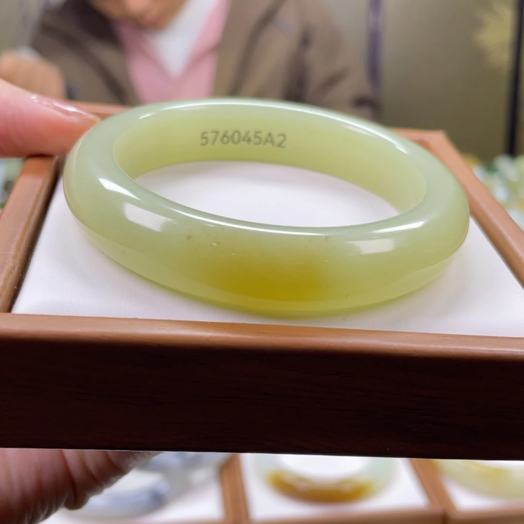 和田玉未镶嵌手镯57圈