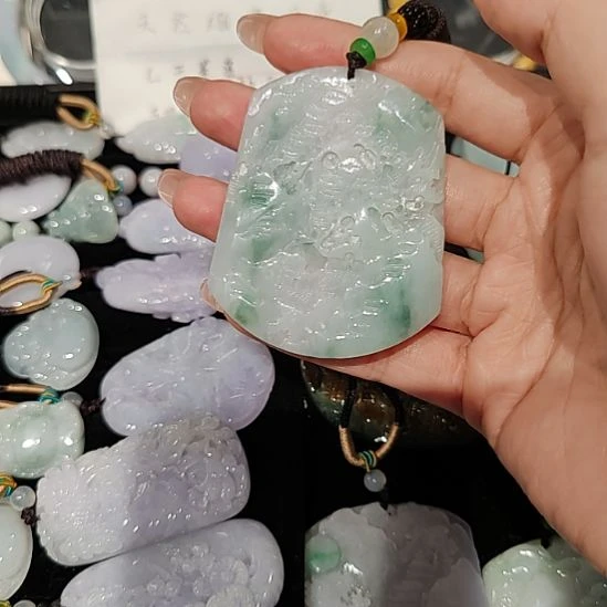 翡翠未镶嵌颈饰天然缅甸翡翠A货飘绿山水牌吊坠