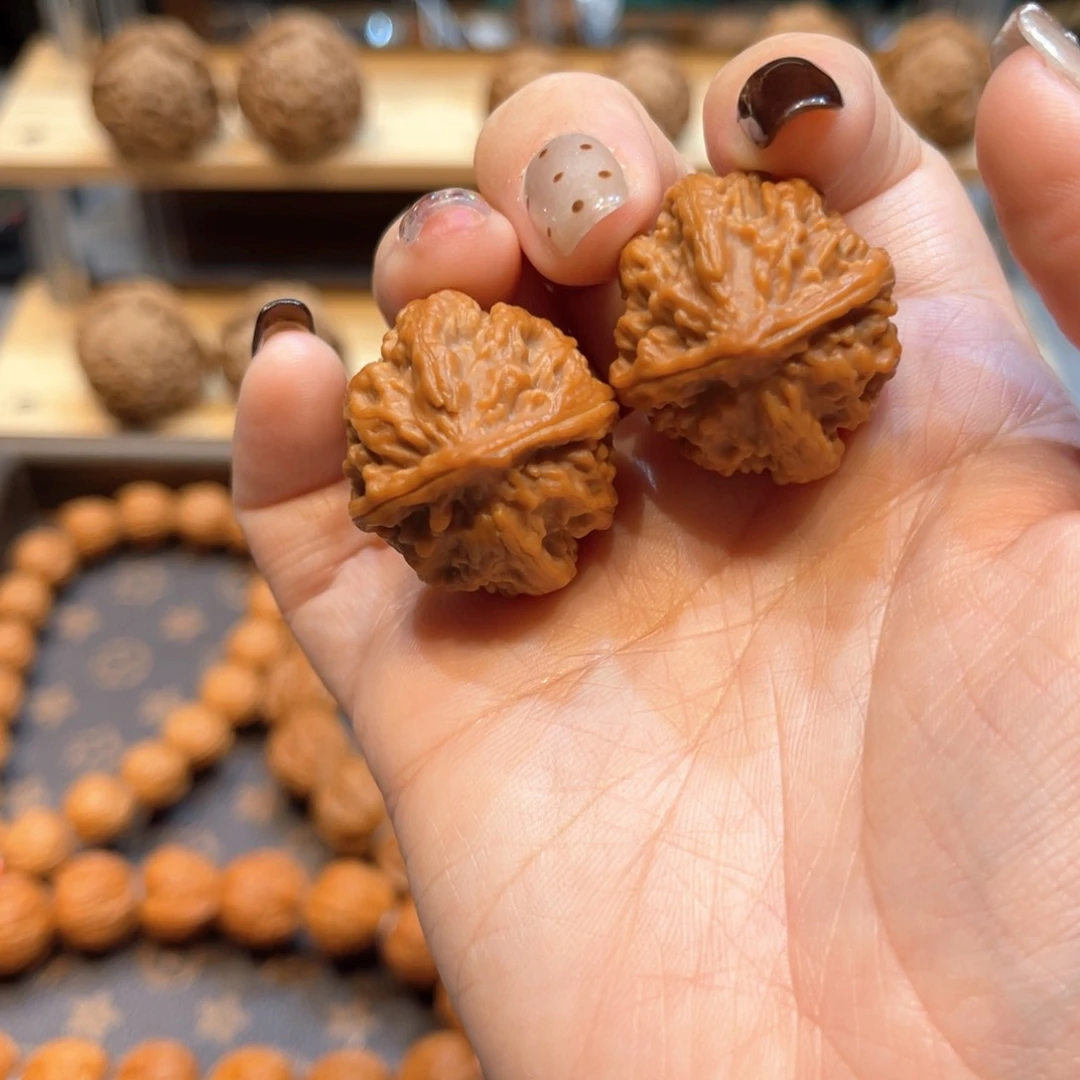 文玩核桃把件粗筋龙爪八棱