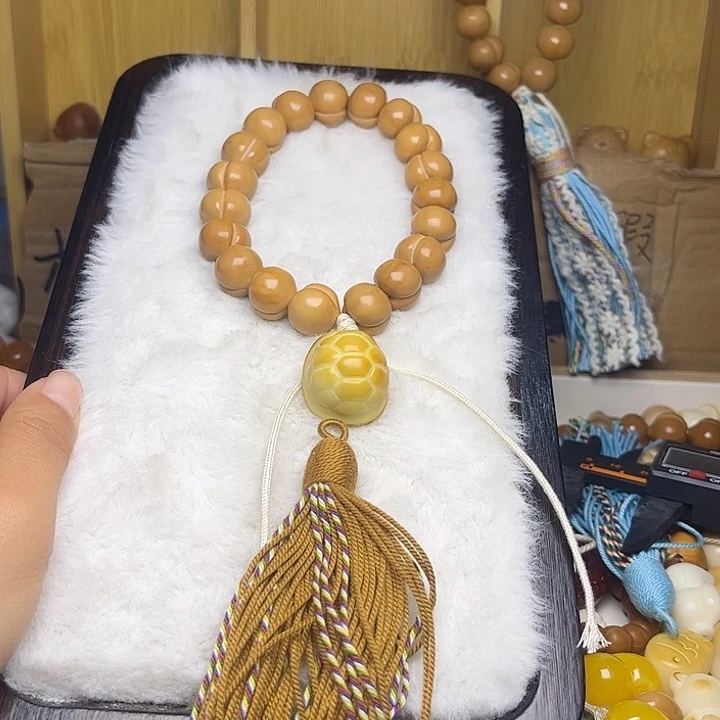 猴头核桃吊坠柯基瑕疵 富家微瑕 棕流苏