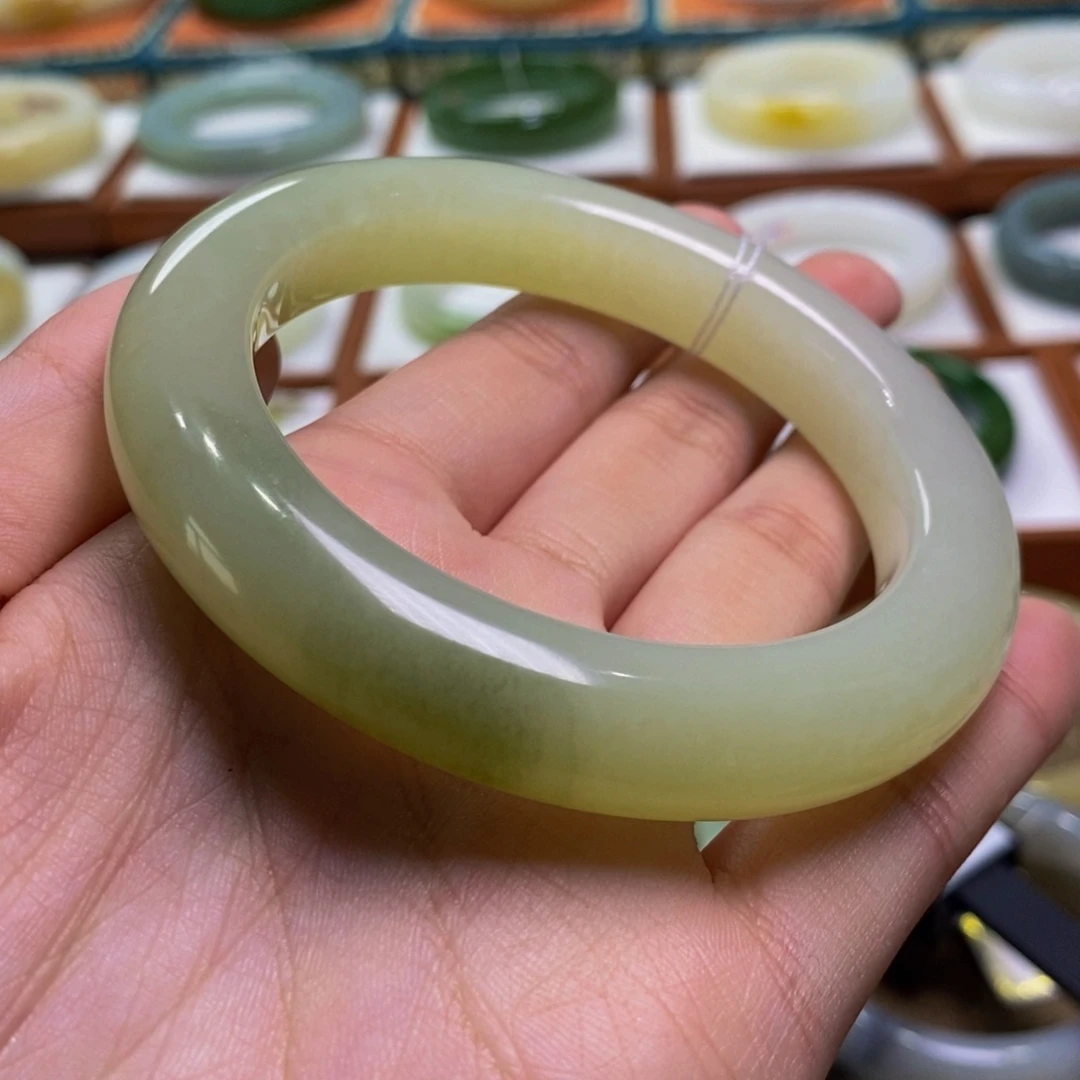 和田玉手镯未镶嵌且末暖黄带翠57-58