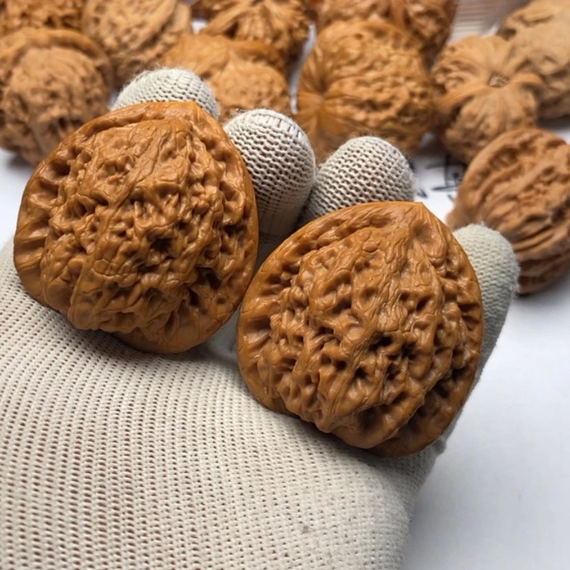 【闪购商品】文玩核桃把件飞47金公子