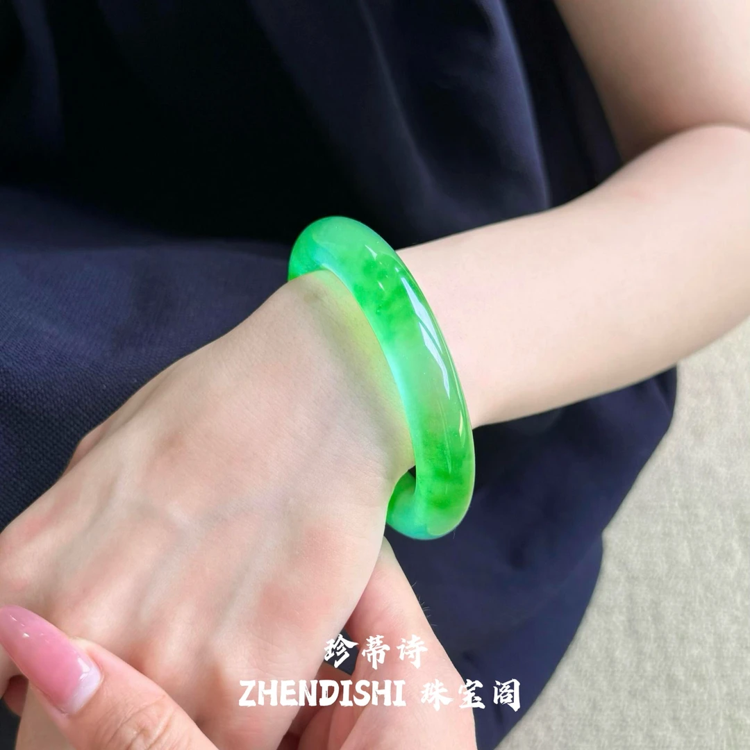 天然绿色飘花玉手镯胖圆条阳绿色手镯独龙玉手镯非洲翠玉镯子送礼