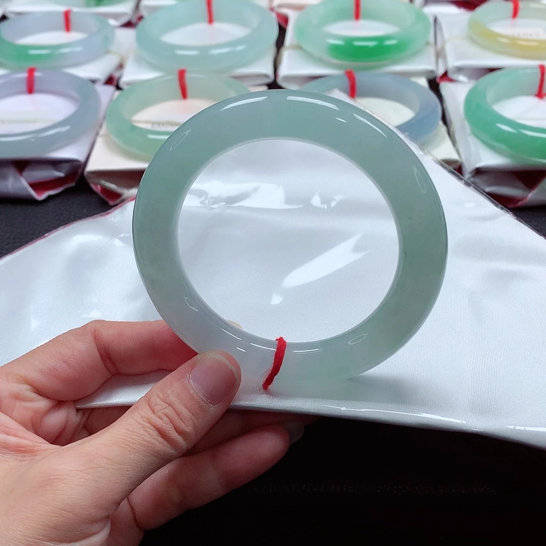 翡翠手镯（圆镯）未镶嵌天然A货翡翠手镯