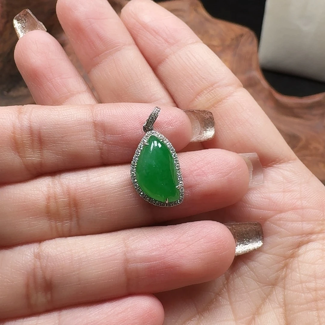 翡翠18K金镶嵌颈饰