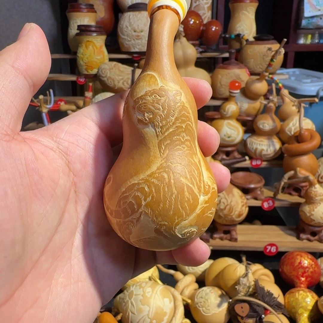 N***卷有机玻璃虎山行雕刻