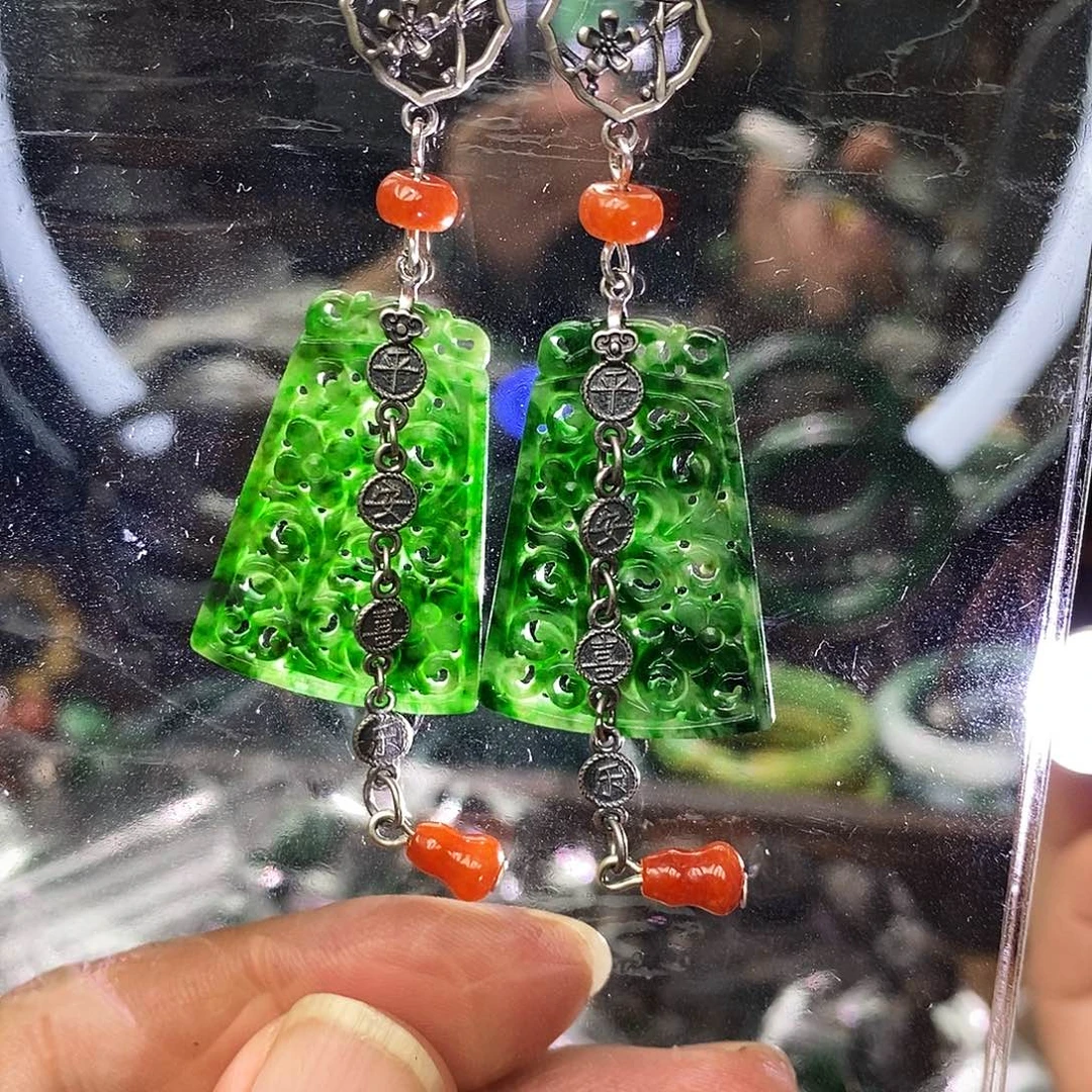 未镶嵌翡翠耳饰漂亮美眉