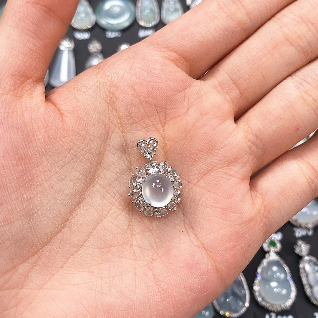 翡翠18K金镶嵌颈饰