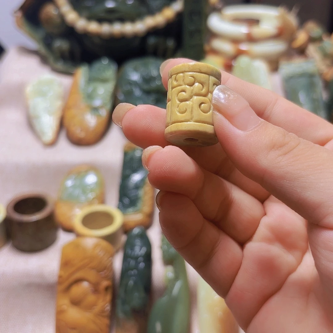 卿***酒未镶嵌岫岩河磨玉（透闪石质玉）挂件