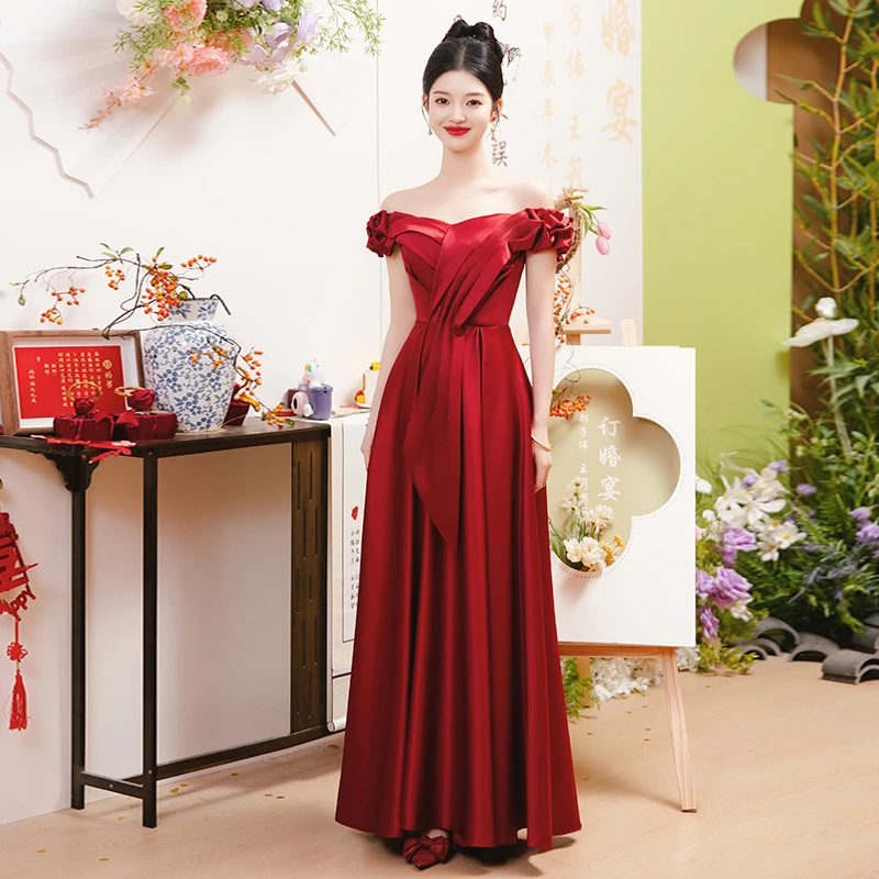 在逃公主敬酒服新娘2025新款酒红色订婚礼服一字肩显瘦法式晚礼服