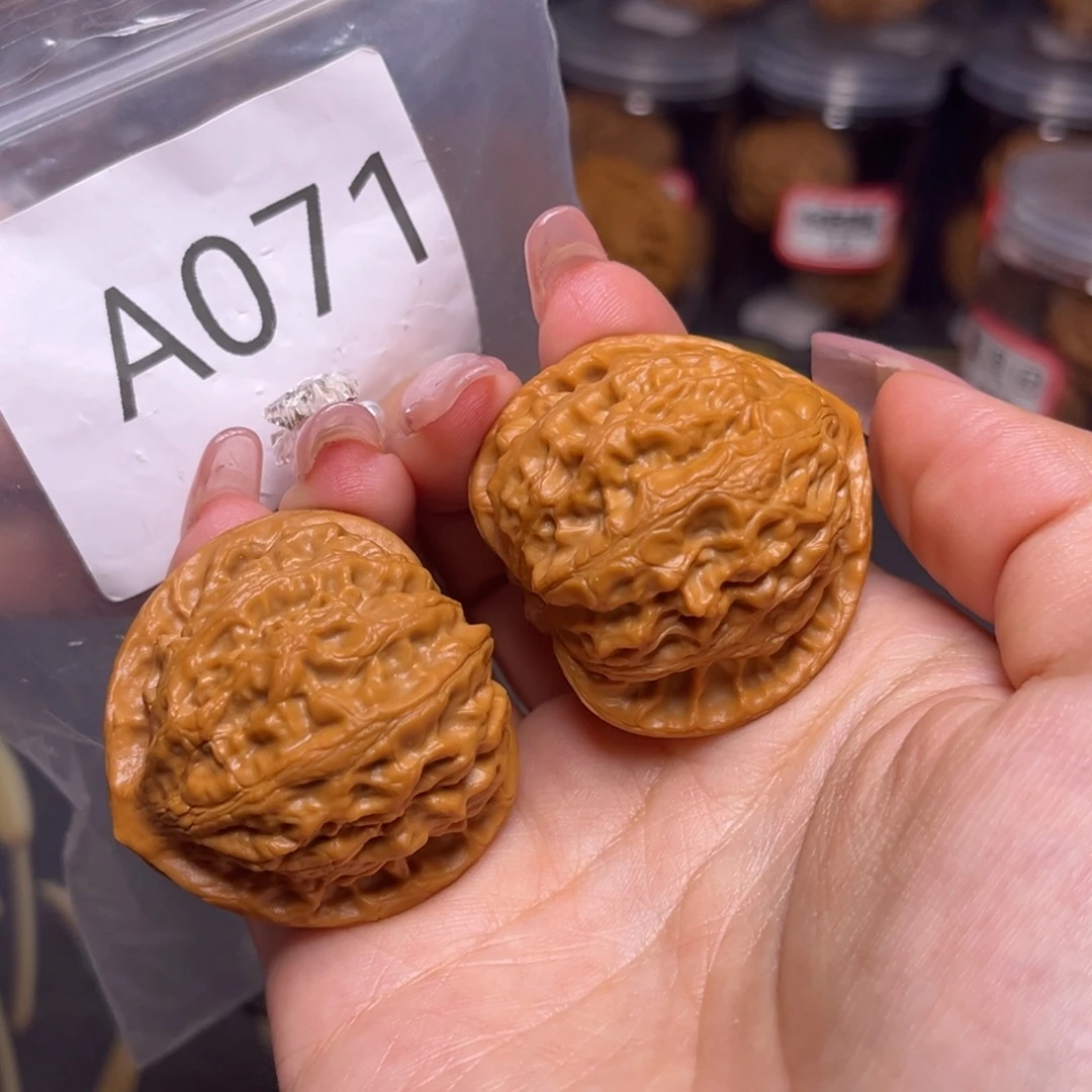 文玩核桃吊坠金牛40