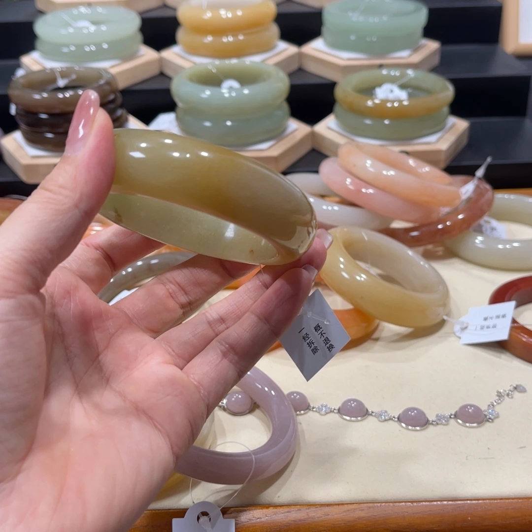石英质玉手镯未镶嵌小**龙