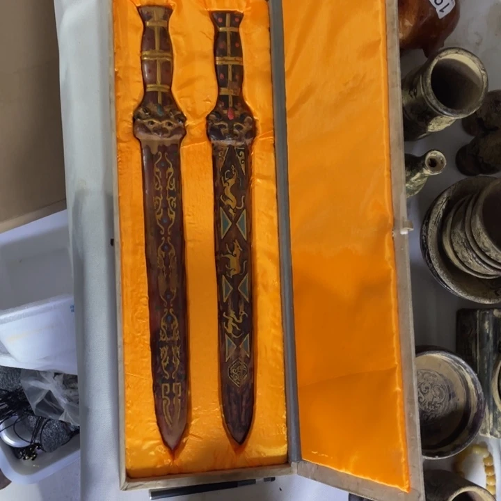 摆件。            玉剑