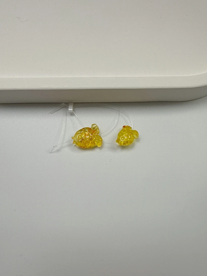 天然琥珀金鱼雕刻配件（小号）多样性发其一