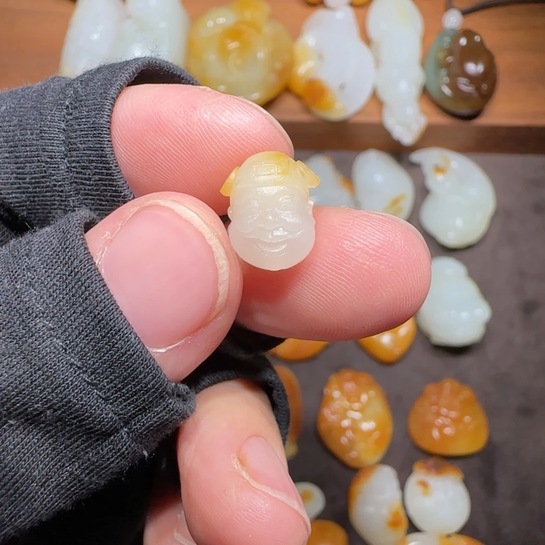 嫣***然和田玉未镶嵌颈饰