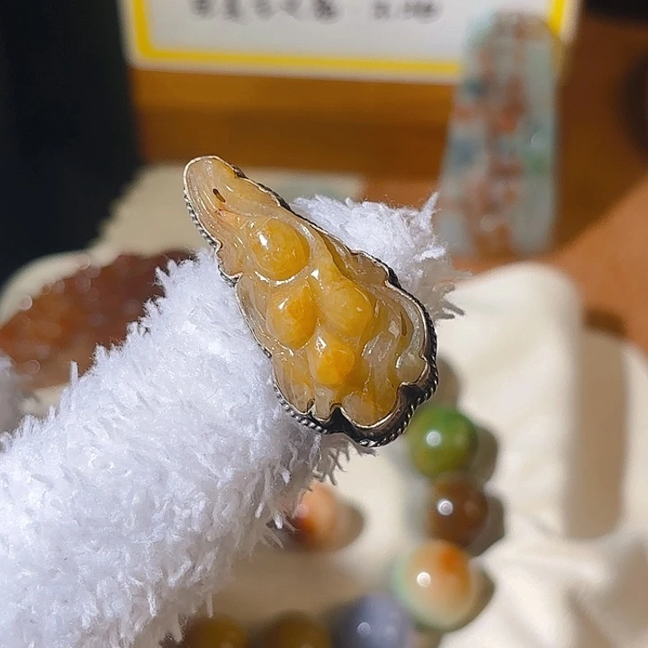 翡翠未镶嵌颈饰老鸡油黄，350