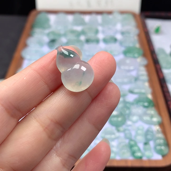 颈饰未镶嵌翡翠冰种飘花葫芦