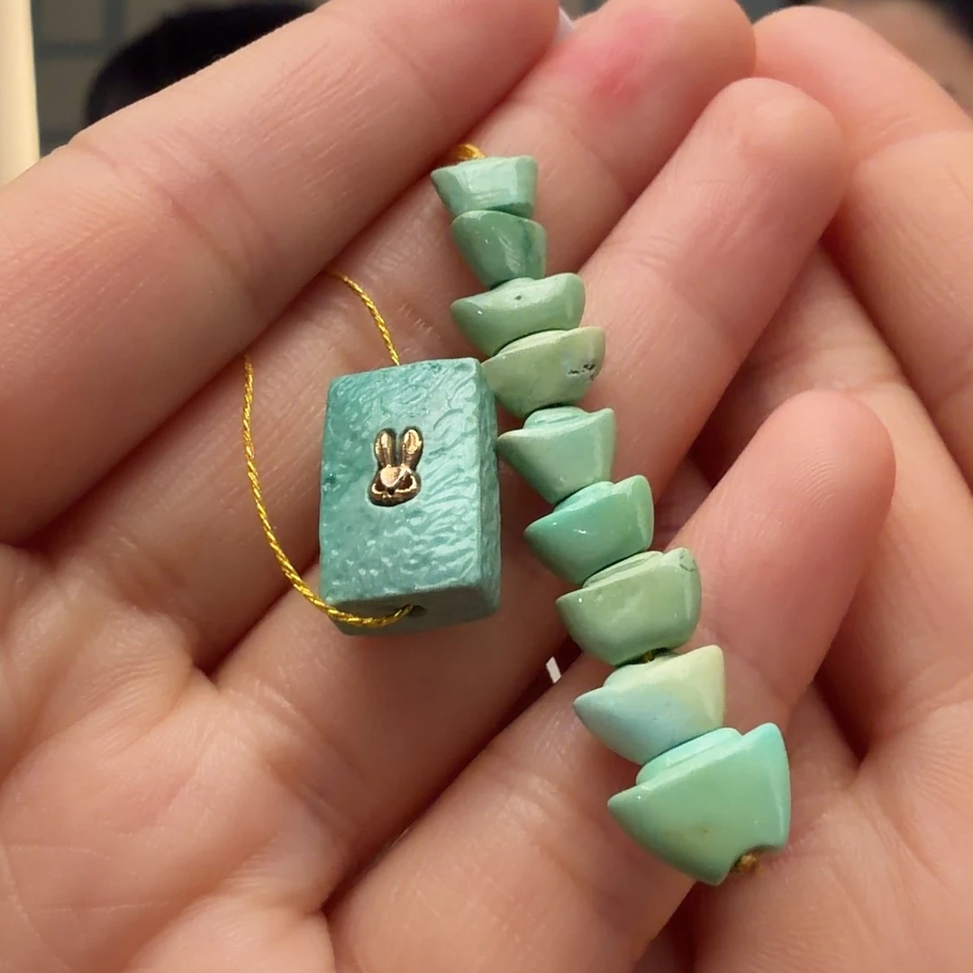 绿松石未镶嵌颈饰