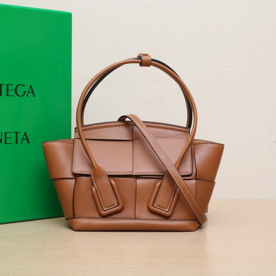95新 BOTTEGA VENETA/葆蝶家 【娇】Arco mini19棕色皮革C 400417