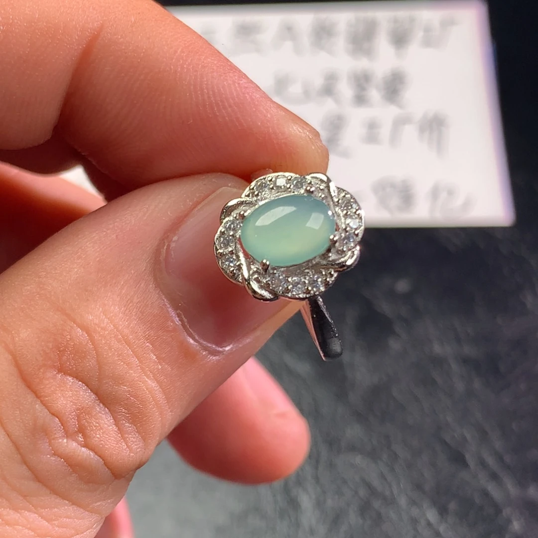 翡翠未镶嵌颈饰戒指