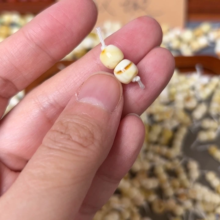 蜜蜡未镶嵌裸石6.9mm一对