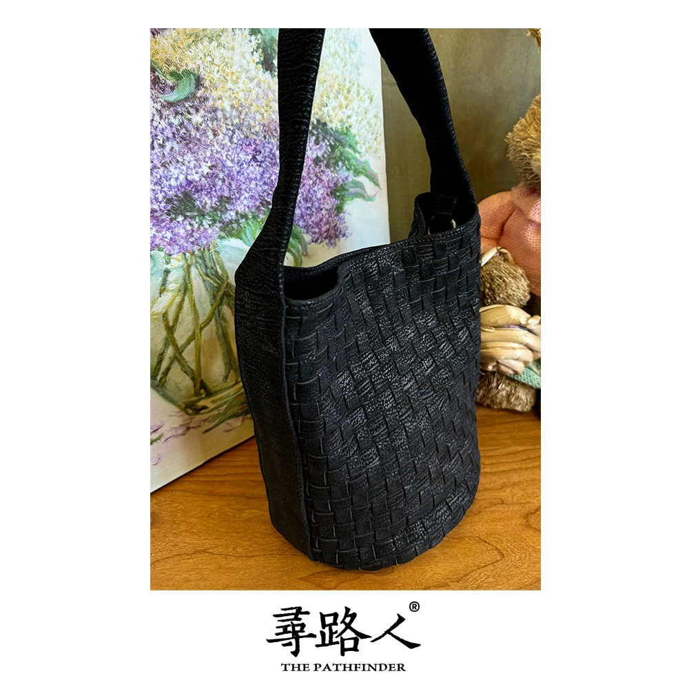 寻路人时尚休闲气质百搭通勤风牛皮小号女士叮铛包斜挎手提包