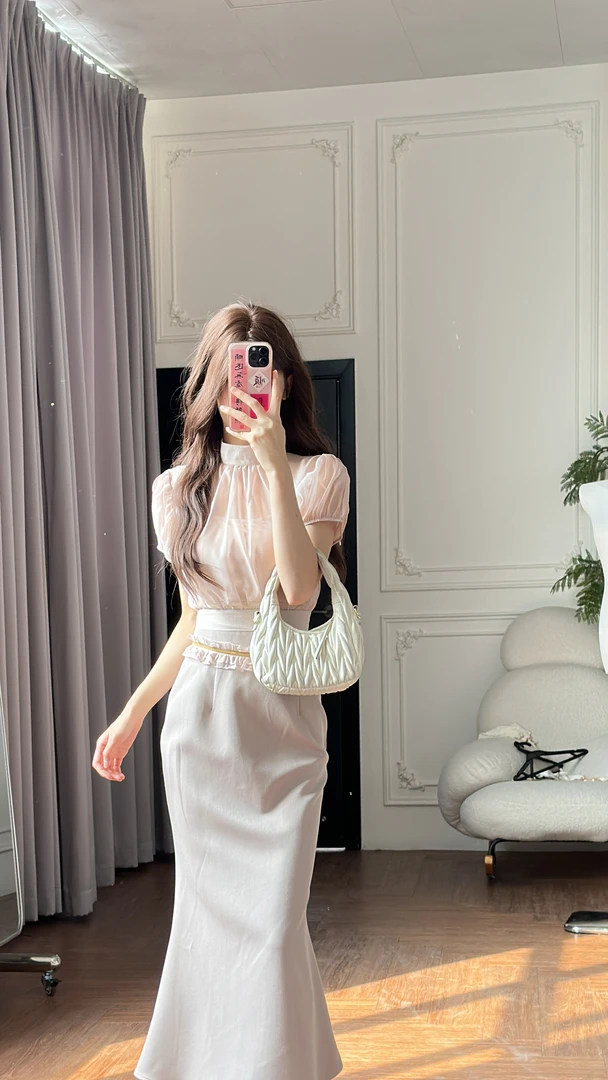 小小仟  香槟淑女灯笼袖上衣锻感微透兰花纱不对称设计倒褶半裙女