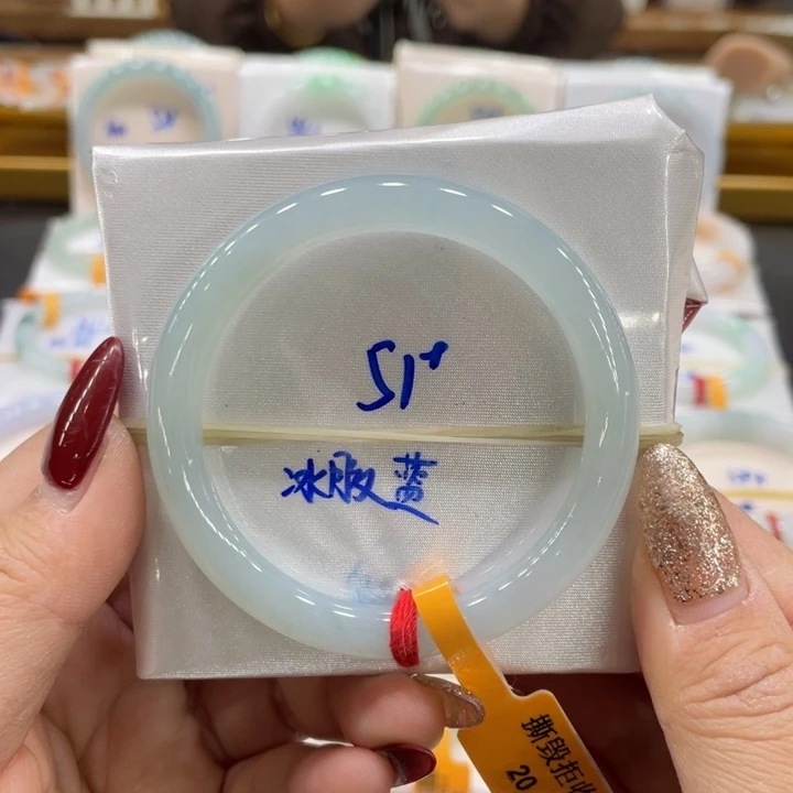 翡翠手镯未镶嵌翡翠