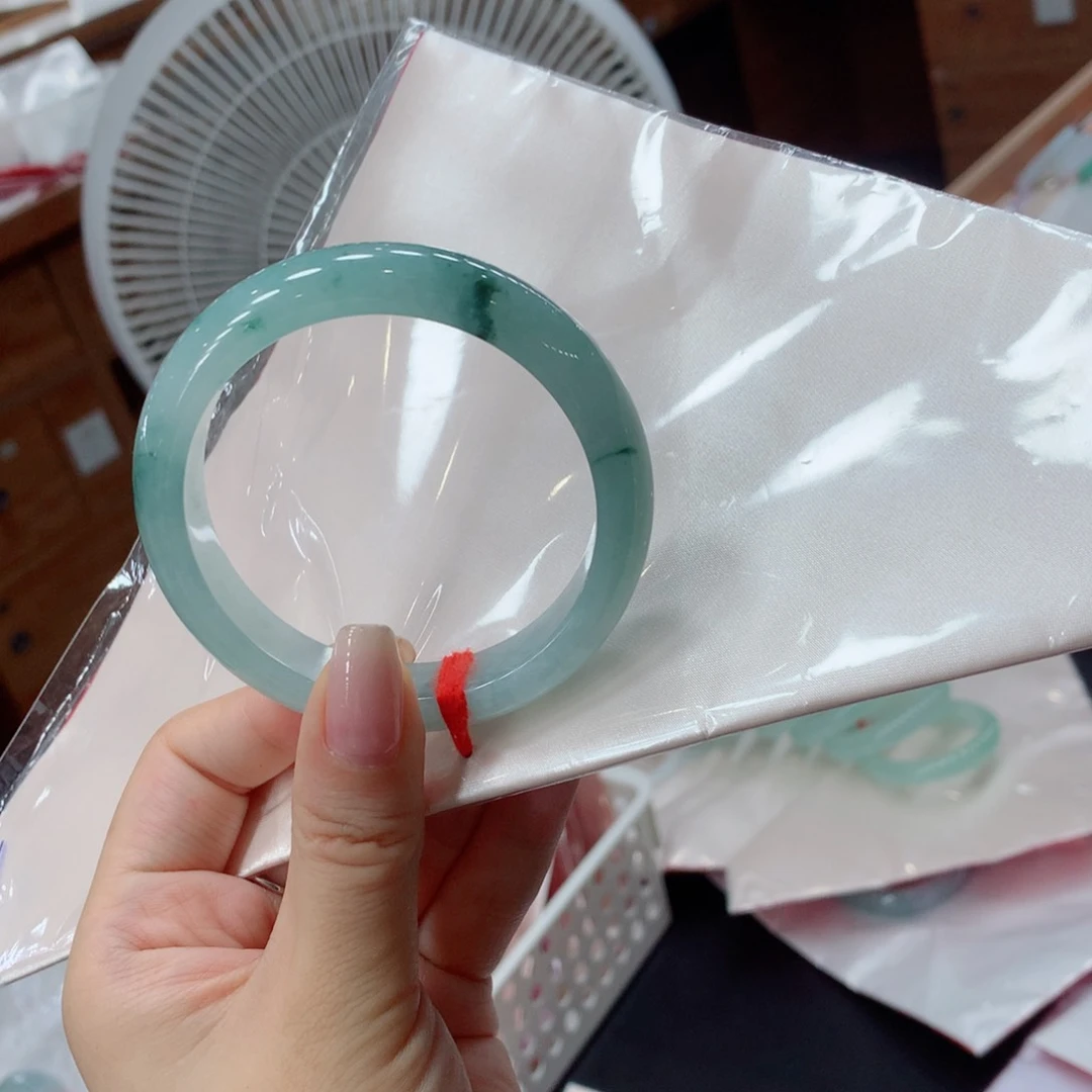 翡翠手镯未镶嵌?**梅买断