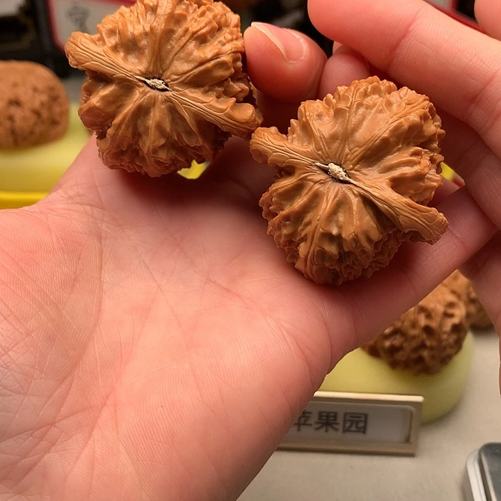 文玩核桃吊坠43尺三角白狮子600号