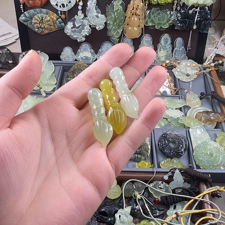 岫玉未镶嵌吊坠(赠链)