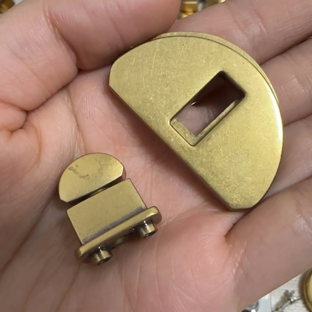 古铜色扭锁15元2个