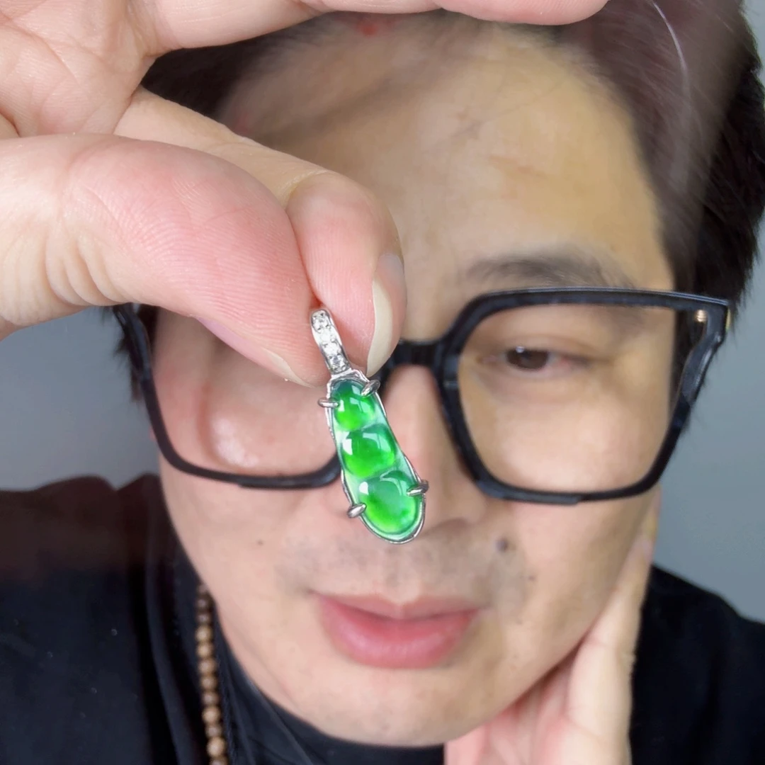 翡翠未镶嵌颈饰一件