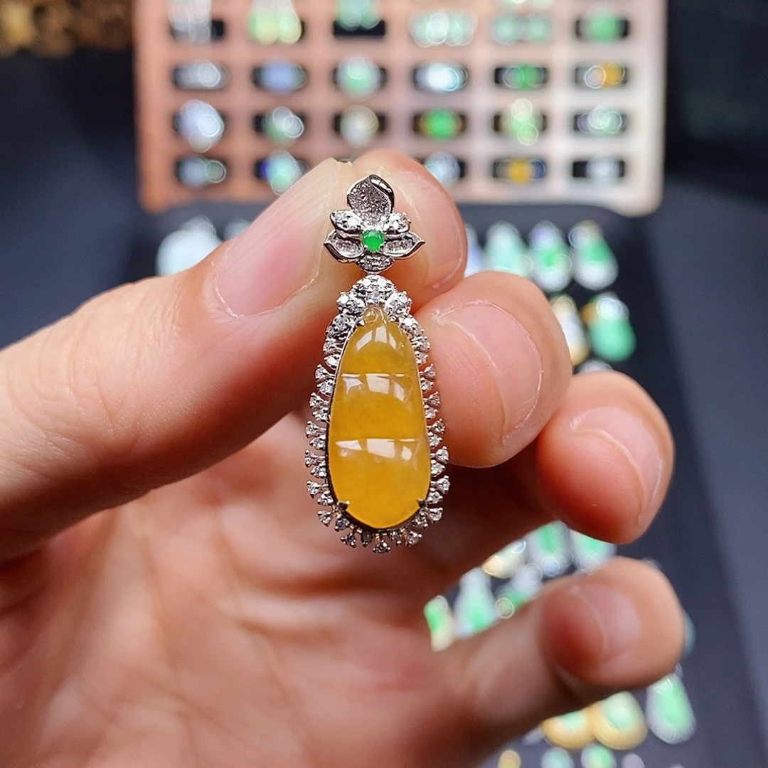 翡翠18K金镶嵌颈饰福豆