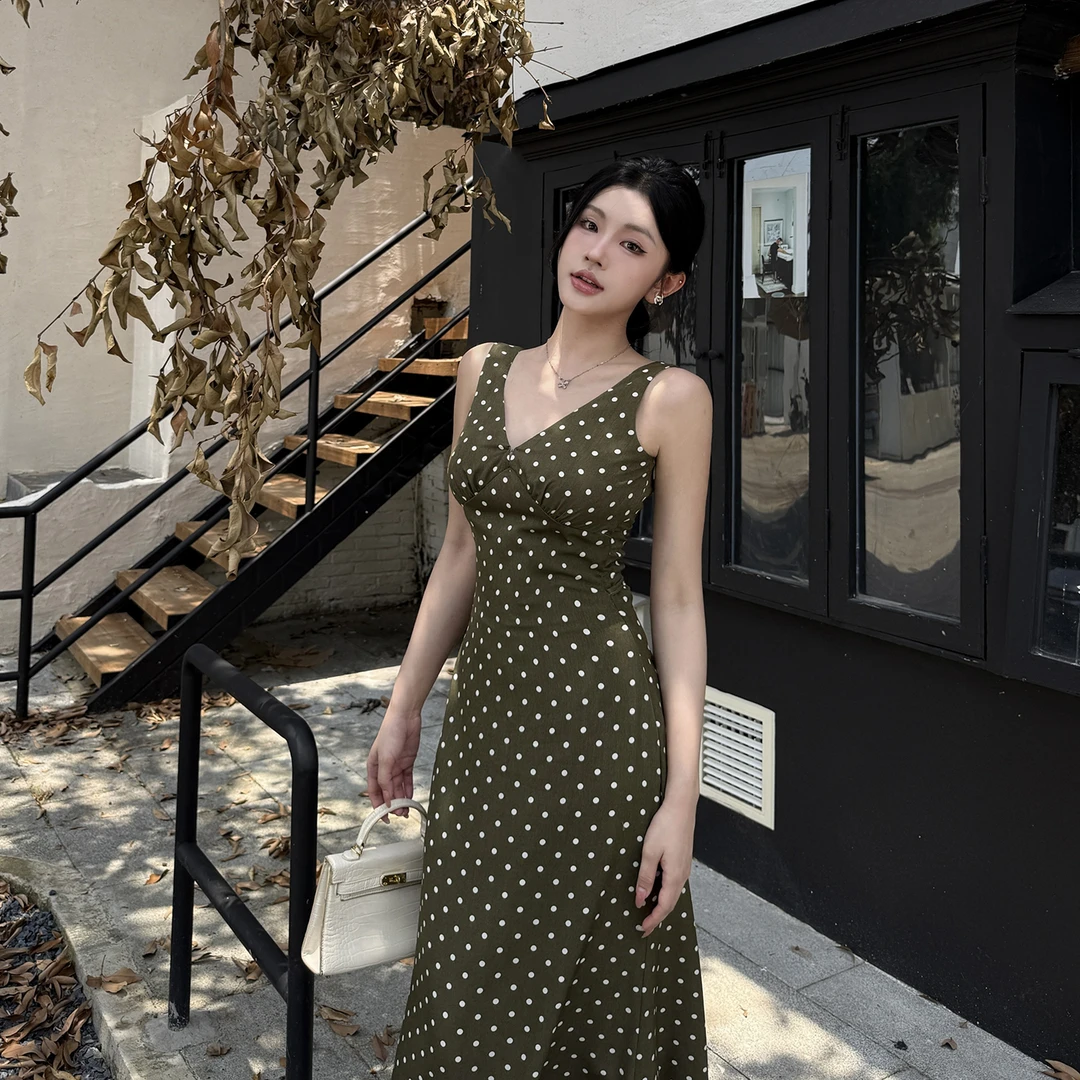 港风复古V领绿色波点吊带连衣裙夏季气质小众通勤收腰显瘦长裙子