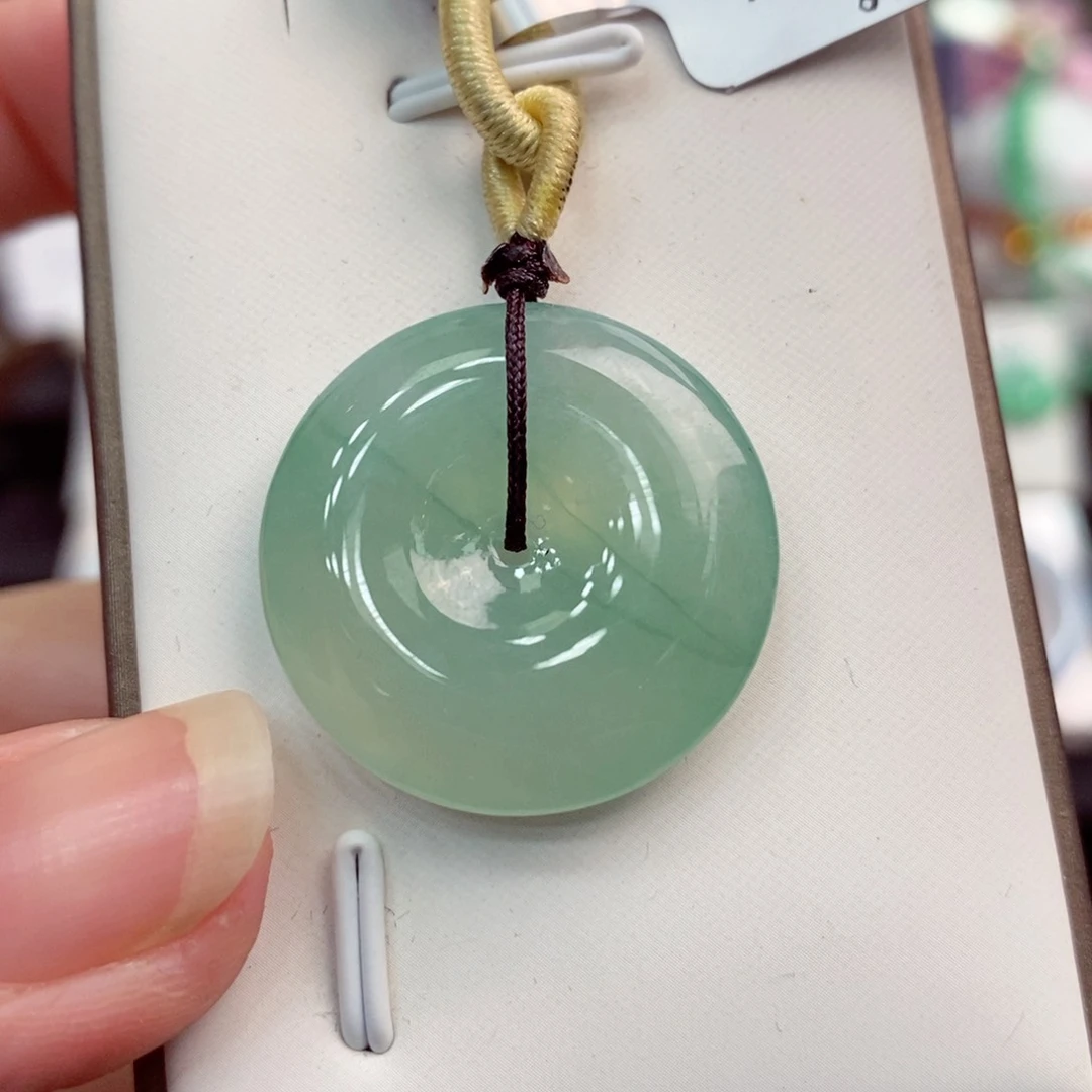 翡翠颈饰未镶嵌平安扣