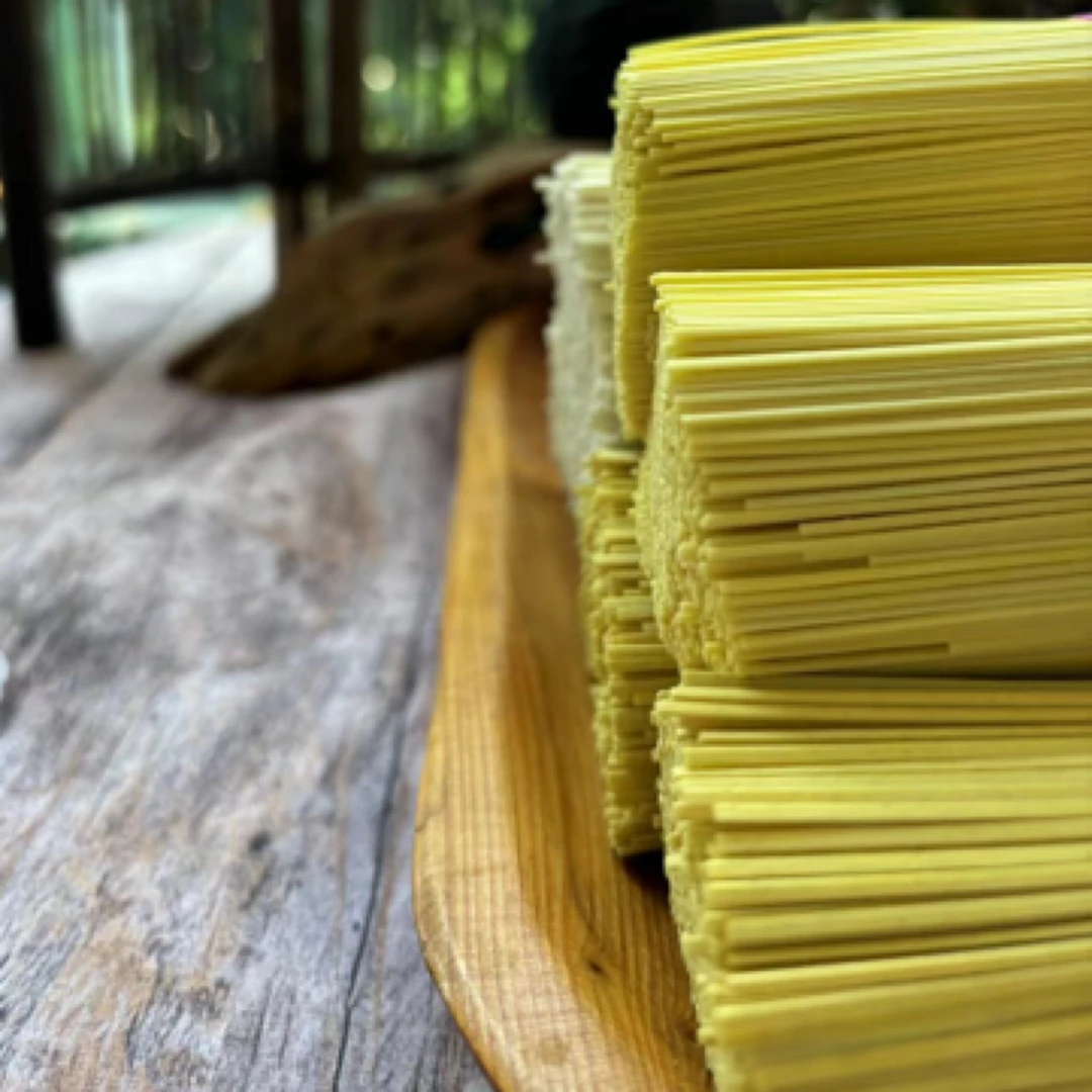 ：面条是一种营养价值较高的食品，含有丰富的碳水化合物和蛋白质