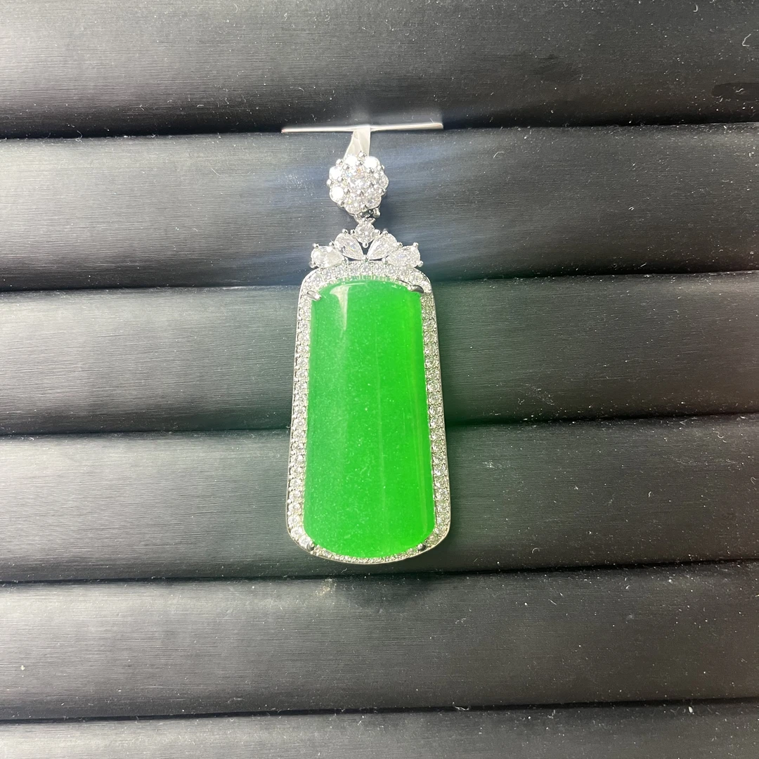 绿翠色方形玉石吊坠