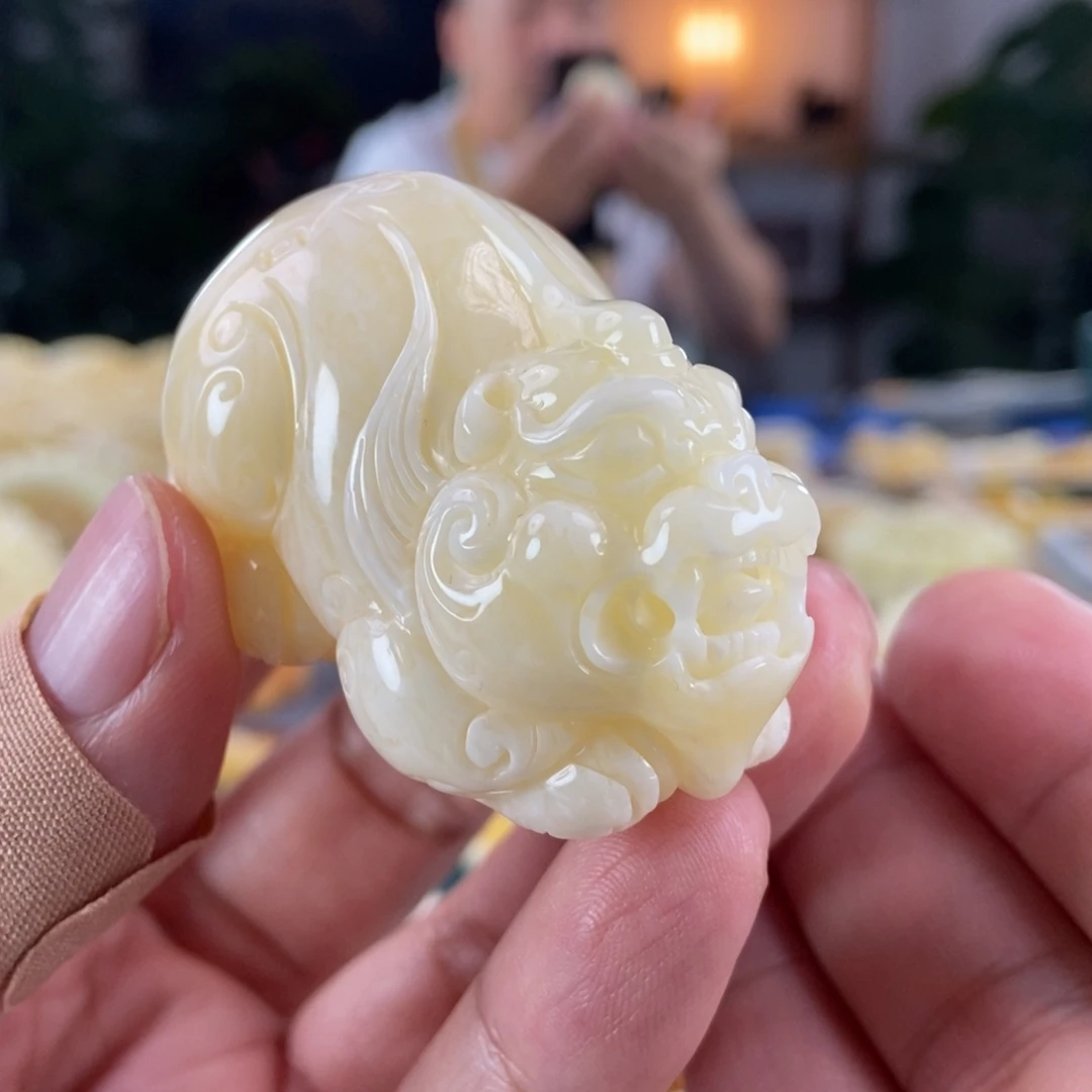 琥珀未镶嵌珠宝奇石白蜡貔貅吊坠36.83