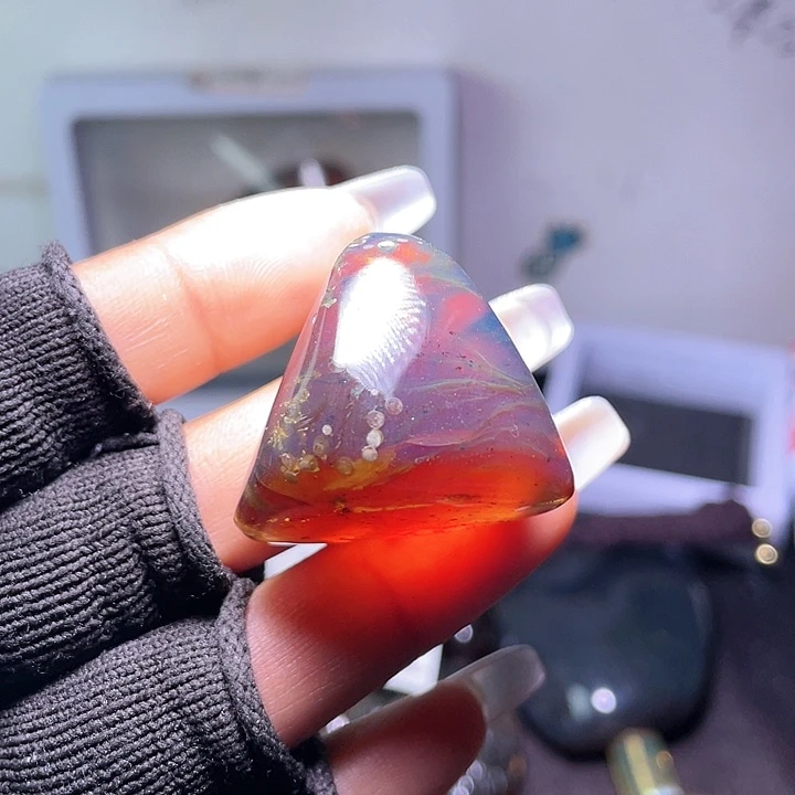 琥珀裸石未镶嵌！