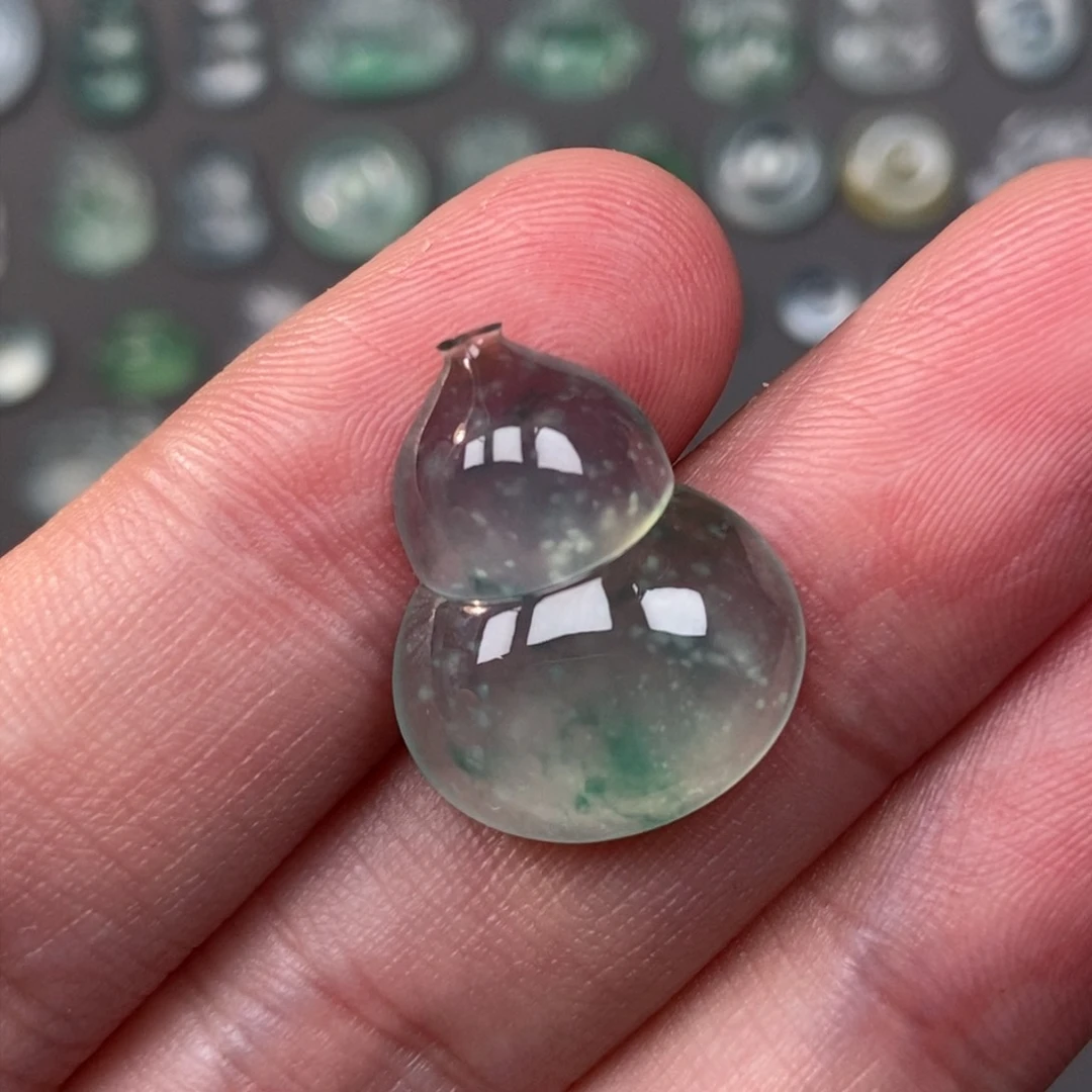 翡翠未镶嵌颈饰葫芦