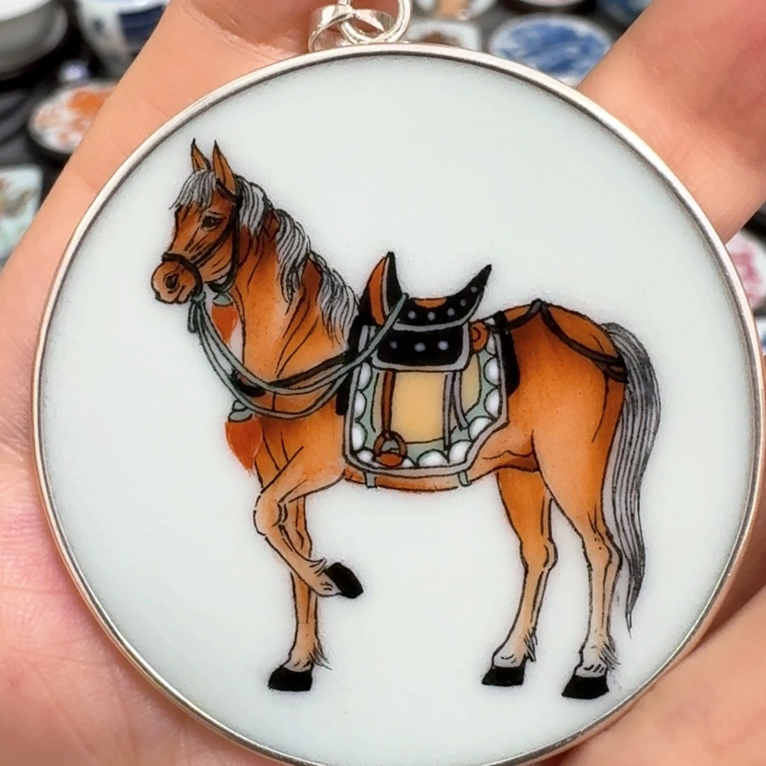 天***.瓷片粉彩马挂件一个