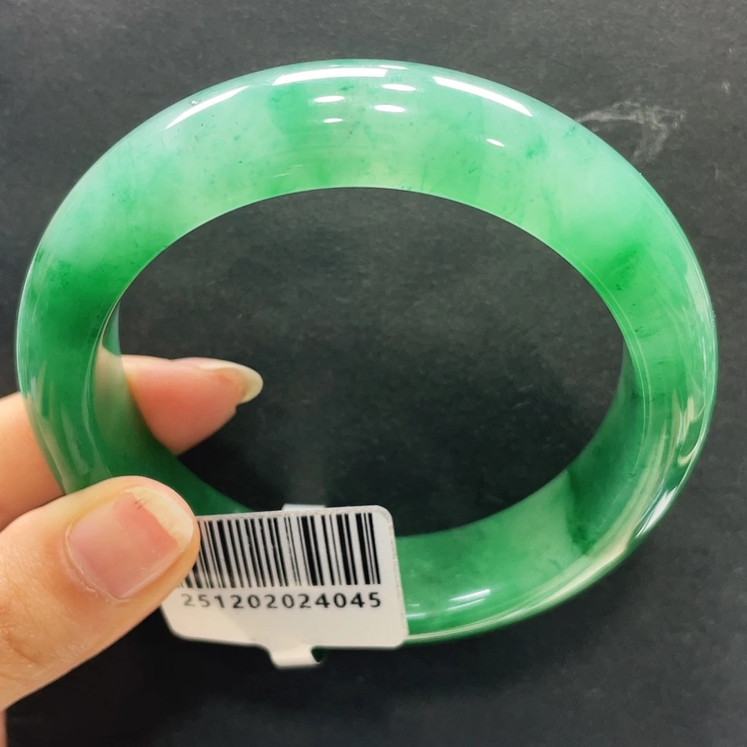 诗***颖石英质玉（非洲翠）未镶嵌手镯