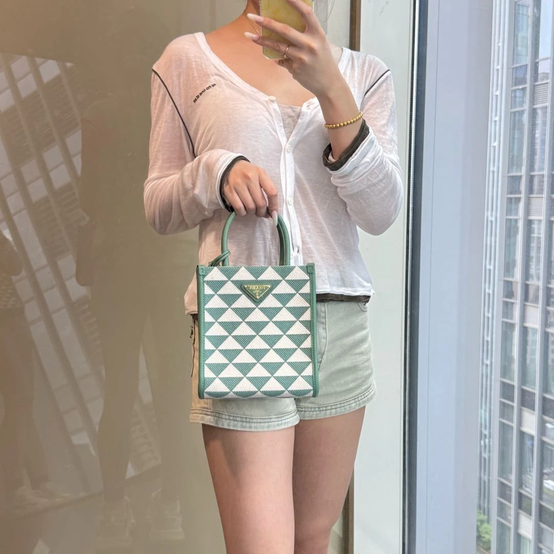 95新 Prada/普拉达 新款托特包/2299