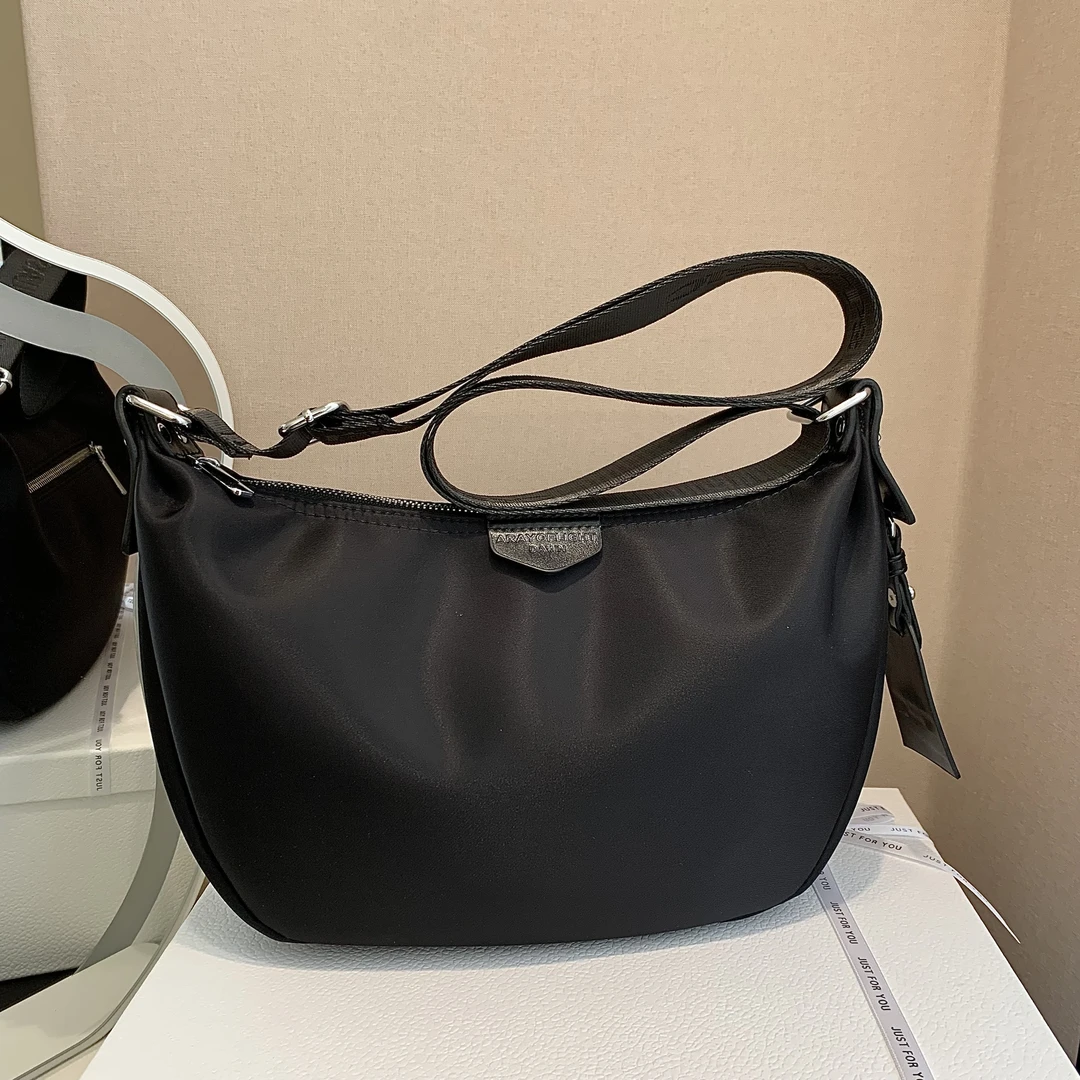 爆款休闲小包包女2025新款潮简约单肩饺子包牛津布斜挎小包包