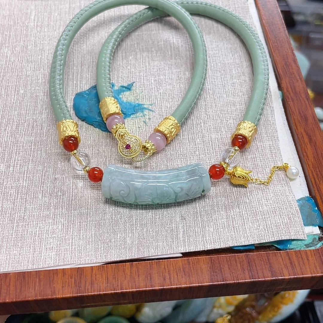 小****翡翠未镶嵌颈饰弯管一套