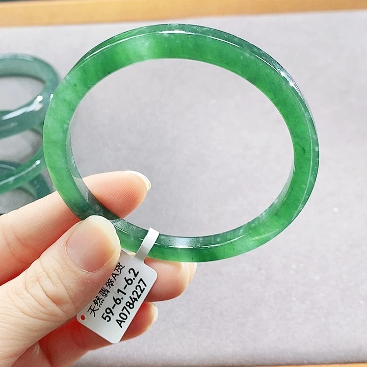 翡翠未镶嵌手镯（圆镯）
